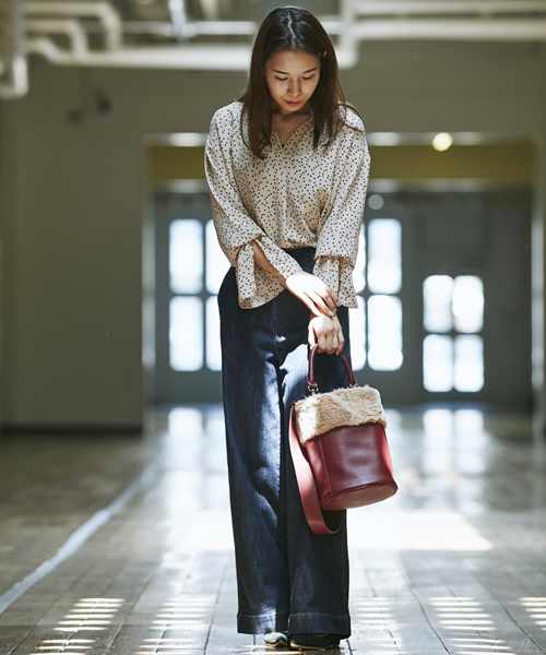 IEDIT（イディット）の「ＩＥＤＩＴ　選べるストラップがうれしい　エコ　ファー付きバケツ型トートバッグ（ショルダーバッグ・レディース・ブラック/ボルドー・ONE SIZE）」の7枚目の写真