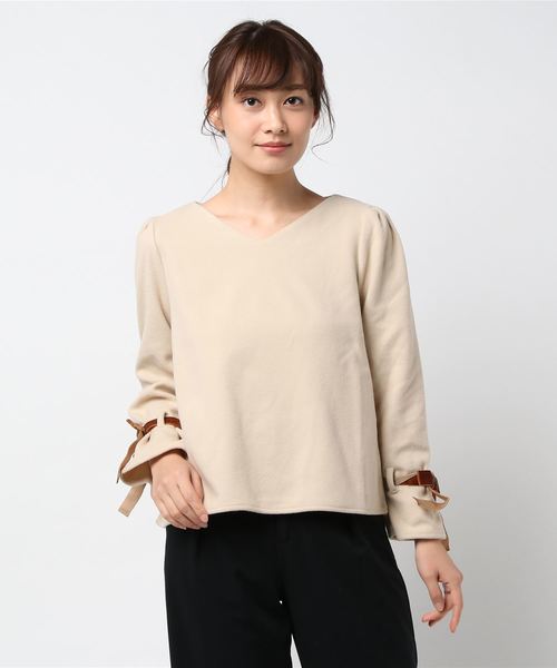 KOBE LETTUCE（コウベレタス）の「袖元のベロアリボンが高級感溢れるオトナの上品tops！Vネック★ベロアリボンフェイクウールトップス/レディース[C3025]神戸レタス（シャツ/ブラウス・レディース・ベージュ/ブラック/オフホワイト/ラベンダー・FREE）」の4枚目の写真