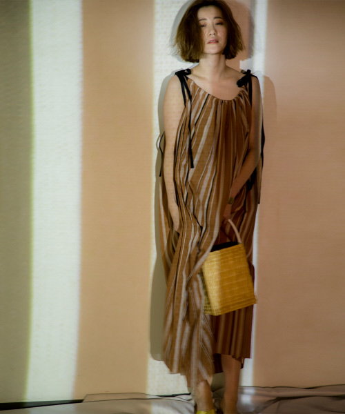 Abahouse Devinette(ドゥヴィネット)の「ギャザードロストマキシワンピース(ワンピース・レディース・ベージュ/レッド/マルチ・FREE)」の3枚目の写真