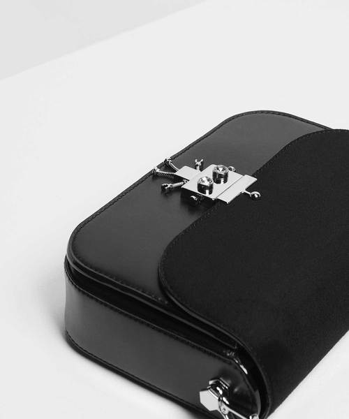 CHARLES & KEITH（チャールズ & キース）の「ロボットディテールプッシュロックバッグ / Robot Detail Push-Lock Bag（ショルダーバッグ・レディース・ブラック/ベージュ/サックスブルー/マルーン・M）」の6枚目の写真