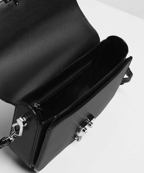 CHARLES & KEITH（チャールズ & キース）の「ロボットディテールプッシュロックバッグ / Robot Detail Push-Lock Bag（ショルダーバッグ・レディース・ブラック/ベージュ/サックスブルー/マルーン・M）」の8枚目の写真