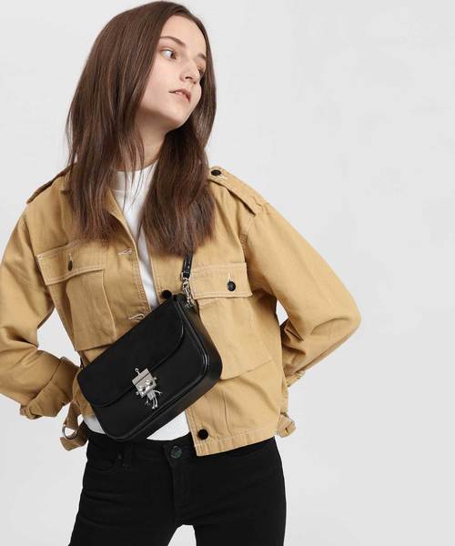 CHARLES & KEITH（チャールズ & キース）の「ロボットディテールプッシュロックバッグ / Robot Detail Push-Lock Bag（ショルダーバッグ・レディース・ブラック/ベージュ/サックスブルー/マルーン・M）」の9枚目の写真