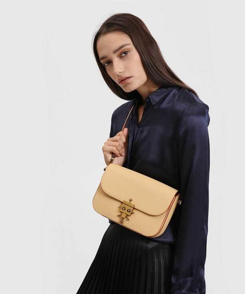 CHARLES & KEITH（チャールズ & キース）の「ロボットディテールプッシュロックバッグ / Robot Detail Push-Lock Bag（ショルダーバッグ・レディース・ブラック/ベージュ/サックスブルー/マルーン・M）」の14枚目の写真