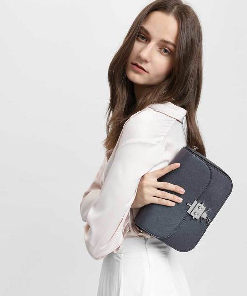 CHARLES & KEITH（チャールズ & キース）の「ロボットディテールプッシュロックバッグ / Robot Detail Push-Lock Bag（ショルダーバッグ・レディース・ブラック/ベージュ/サックスブルー/マルーン・M）」の15枚目の写真