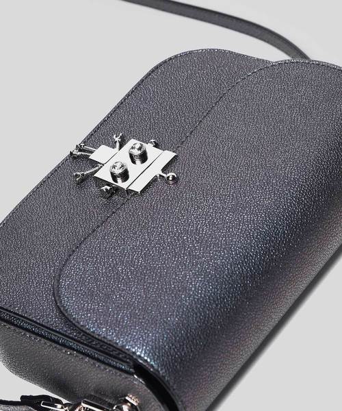 CHARLES & KEITH（チャールズ & キース）の「ロボットディテールプッシュロックバッグ / Robot Detail Push-Lock Bag（ショルダーバッグ・レディース・ブラック/ベージュ/サックスブルー/マルーン・M）」の16枚目の写真