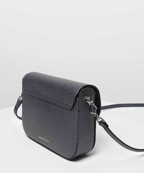 CHARLES & KEITH（チャールズ & キース）の「ロボットディテールプッシュロックバッグ / Robot Detail Push-Lock Bag（ショルダーバッグ・レディース・ブラック/ベージュ/サックスブルー/マルーン・M）」の17枚目の写真