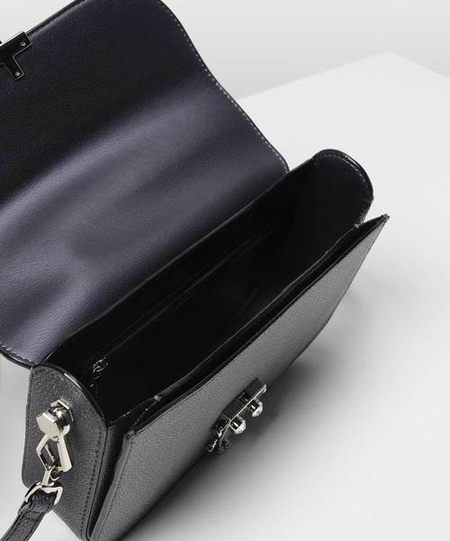 CHARLES & KEITH（チャールズ & キース）の「ロボットディテールプッシュロックバッグ / Robot Detail Push-Lock Bag（ショルダーバッグ・レディース・ブラック/ベージュ/サックスブルー/マルーン・M）」の18枚目の写真