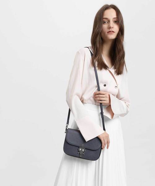 CHARLES & KEITH（チャールズ & キース）の「ロボットディテールプッシュロックバッグ / Robot Detail Push-Lock Bag（ショルダーバッグ・レディース・ブラック/ベージュ/サックスブルー/マルーン・M）」の19枚目の写真