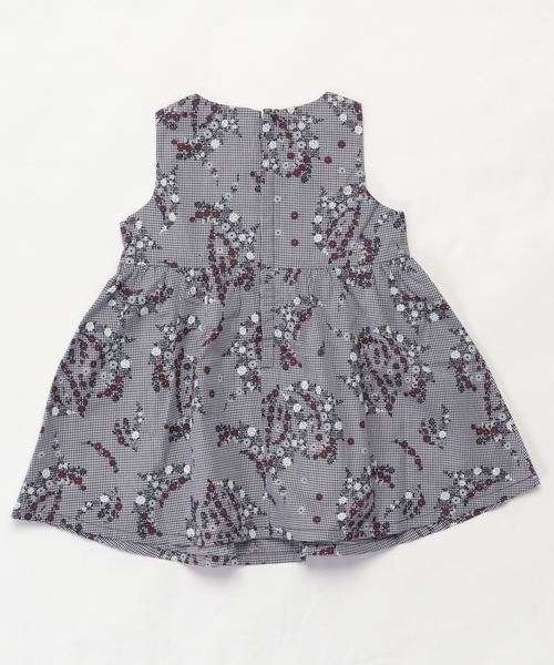 BeBe(ベベ)の「BeBe/ギンガムフラワープリントワンピース(ワンピース・キッズ・ネイビー・100/110/120/130/140/150/90)」の2枚目の写真