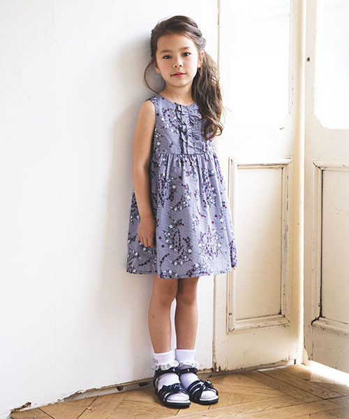 BeBe(ベベ)の「BeBe/ギンガムフラワープリントワンピース(ワンピース・キッズ・ネイビー・100/110/120/130/140/150/90)」の4枚目の写真