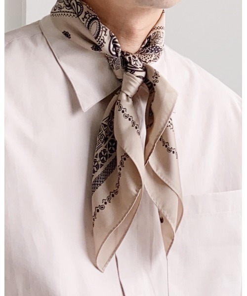 Niell（ニール）の「シルクタッチ大判スカーフ/総柄/ユニセックス（バンダナ/スカーフ・メンズ・ベージュ/ネイビー/ホワイト系その他/ブラウン系その他/ブラック/その他2/その他5/その他6/その他3/その他1/その他4・FREE）」の7枚目の写真