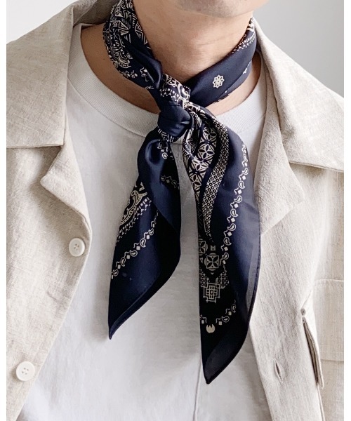 Niell（ニール）の「シルクタッチ大判スカーフ/総柄/ユニセックス（バンダナ/スカーフ・メンズ・ベージュ/ネイビー/ホワイト系その他/ブラウン系その他/ブラック/その他2/その他5/その他6/その他3/その他1/その他4・FREE）」の8枚目の写真