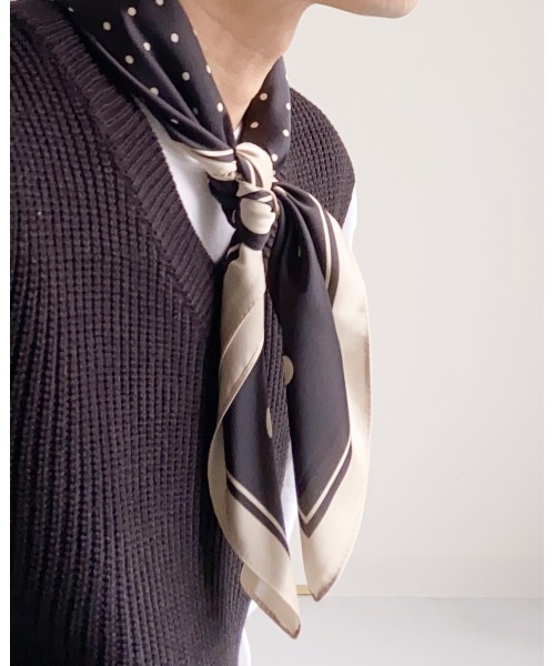 Niell（ニール）の「シルクタッチ大判スカーフ/総柄/ユニセックス（バンダナ/スカーフ・メンズ・ベージュ/ネイビー/ホワイト系その他/ブラウン系その他/ブラック/その他2/その他5/その他6/その他3/その他1/その他4・FREE）」の9枚目の写真