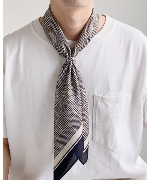 Niell（ニール）の「シルクタッチ大判スカーフ/総柄/ユニセックス（バンダナ/スカーフ・メンズ・ベージュ/ネイビー/ホワイト系その他/ブラウン系その他/ブラック/その他2/その他5/その他6/その他3/その他1/その他4・FREE）」の2枚目の写真