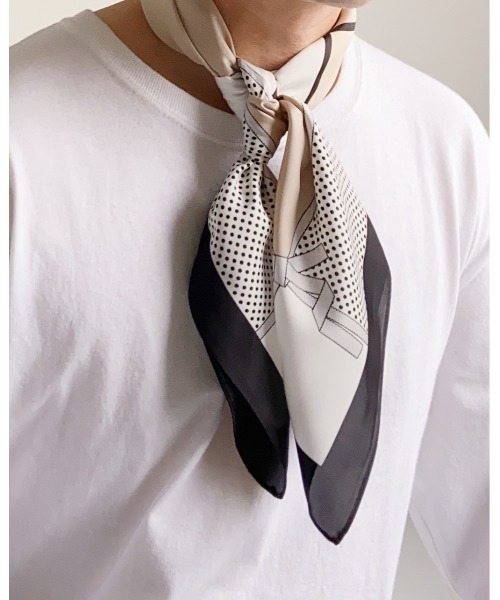 Niell（ニール）の「シルクタッチ大判スカーフ/総柄/ユニセックス（バンダナ/スカーフ・メンズ・ベージュ/ネイビー/ホワイト系その他/ブラウン系その他/ブラック/その他2/その他5/その他6/その他3/その他1/その他4・FREE）」の11枚目の写真