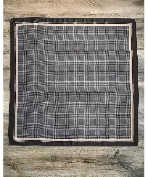 Niell（ニール）の「シルクタッチ大判スカーフ/総柄/ユニセックス（バンダナ/スカーフ・メンズ・ベージュ/ネイビー/ホワイト系その他/ブラウン系その他/ブラック/その他2/その他5/その他6/その他3/その他1/その他4・FREE）」の13枚目の写真