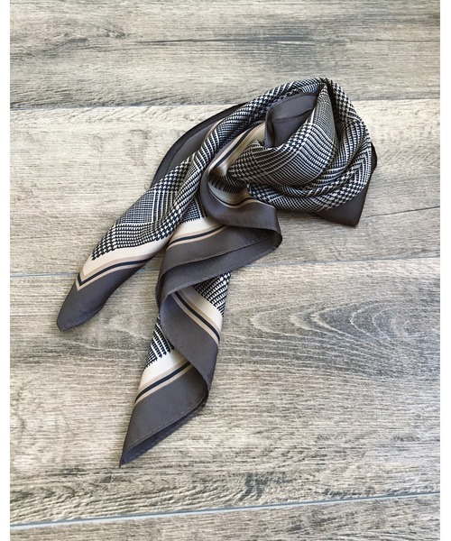 Niell（ニール）の「シルクタッチ大判スカーフ/総柄/ユニセックス（バンダナ/スカーフ・メンズ・ベージュ/ネイビー/ホワイト系その他/ブラウン系その他/ブラック/その他2/その他5/その他6/その他3/その他1/その他4・FREE）」の16枚目の写真