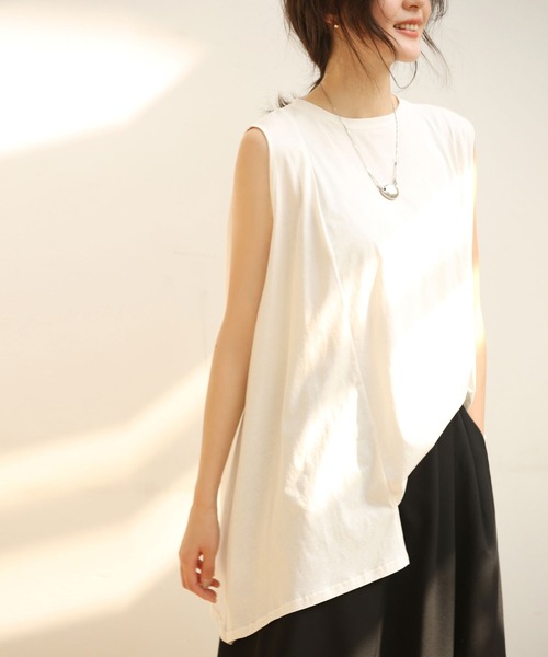 SAISON DE PAPILLON（セゾンドパピヨン）の「ノースリーブクルーネックカットソー（Tシャツ/カットソー・レディース・チャコール/グリーン/ホワイト/ベージュ/ブルー/ブラック/ネイビー/キャメル/グレー/ピンク・S/M/L/XL）」の2枚目の写真