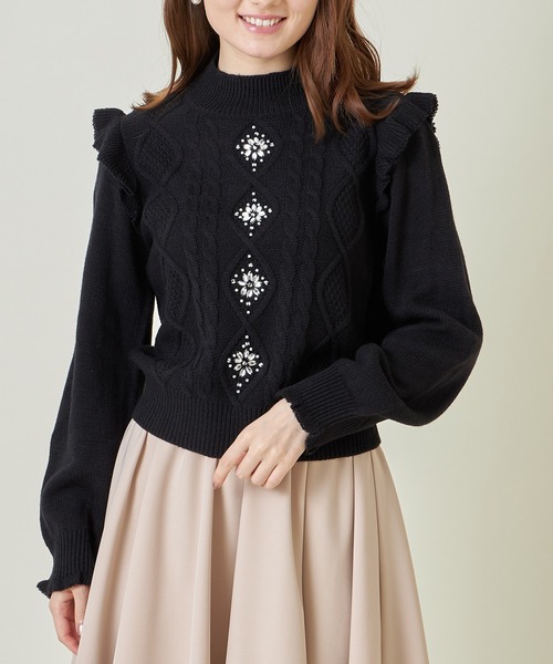 tocco closet(トッコ クローゼット)の「袖口&肩フリル付きパールビジュー装飾プチハイネックケーブル編みニット(ニット/セーター・レディース・ブラック/アイボリー/ピンクベージュ・M)」の3枚目の写真