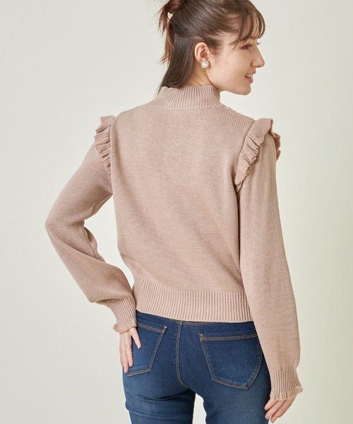 tocco closet(トッコ クローゼット)の「袖口&肩フリル付きパールビジュー装飾プチハイネックケーブル編みニット(ニット/セーター・レディース・ブラック/アイボリー/ピンクベージュ・M)」の6枚目の写真