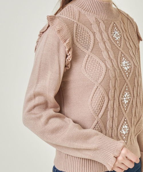 tocco closet(トッコ クローゼット)の「袖口&肩フリル付きパールビジュー装飾プチハイネックケーブル編みニット(ニット/セーター・レディース・ブラック/アイボリー/ピンクベージュ・M)」の8枚目の写真
