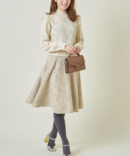 tocco closet(トッコ クローゼット)の「袖口&肩フリル付きパールビジュー装飾プチハイネックケーブル編みニット(ニット/セーター・レディース・ブラック/アイボリー/ピンクベージュ・M)」の9枚目の写真