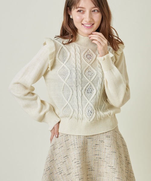 tocco closet(トッコ クローゼット)の「袖口&肩フリル付きパールビジュー装飾プチハイネックケーブル編みニット(ニット/セーター・レディース・ブラック/アイボリー/ピンクベージュ・M)」の10枚目の写真