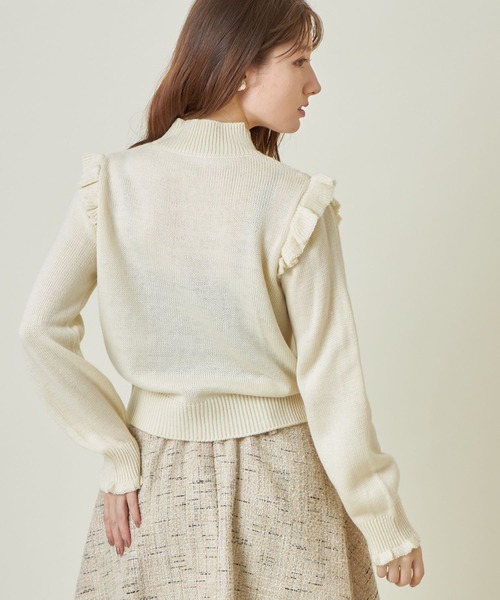 tocco closet(トッコ クローゼット)の「袖口&肩フリル付きパールビジュー装飾プチハイネックケーブル編みニット(ニット/セーター・レディース・ブラック/アイボリー/ピンクベージュ・M)」の11枚目の写真