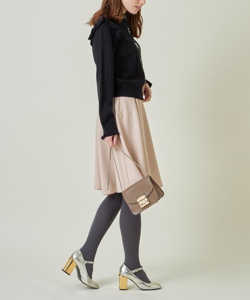 tocco closet(トッコ クローゼット)の「袖口&肩フリル付きパールビジュー装飾プチハイネックケーブル編みニット(ニット/セーター・レディース・ブラック/アイボリー/ピンクベージュ・M)」の13枚目の写真
