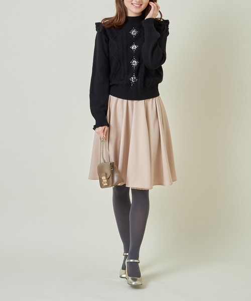 tocco closet(トッコ クローゼット)の「袖口&肩フリル付きパールビジュー装飾プチハイネックケーブル編みニット(ニット/セーター・レディース・ブラック/アイボリー/ピンクベージュ・M)」の12枚目の写真