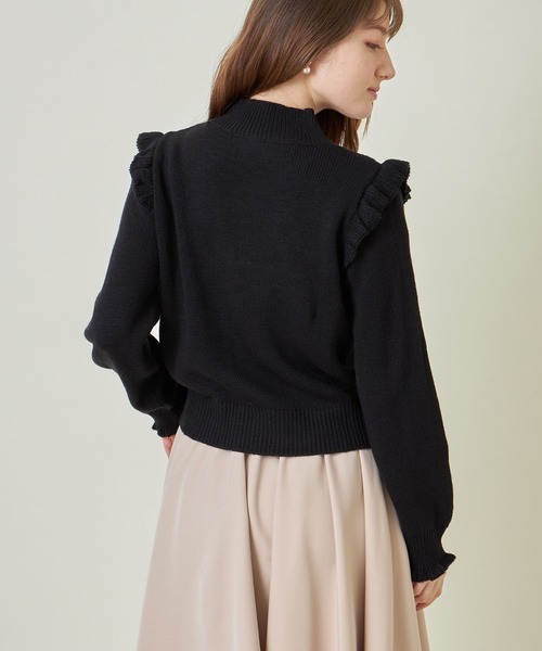 tocco closet(トッコ クローゼット)の「袖口&肩フリル付きパールビジュー装飾プチハイネックケーブル編みニット(ニット/セーター・レディース・ブラック/アイボリー/ピンクベージュ・M)」の14枚目の写真