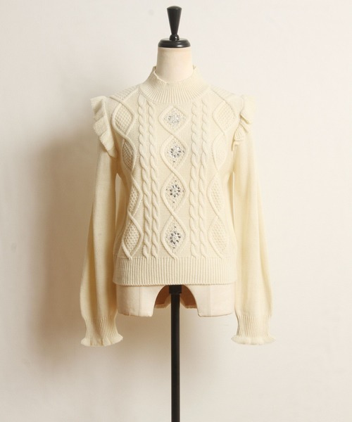 tocco closet(トッコ クローゼット)の「袖口&肩フリル付きパールビジュー装飾プチハイネックケーブル編みニット(ニット/セーター・レディース・ブラック/アイボリー/ピンクベージュ・M)」の15枚目の写真