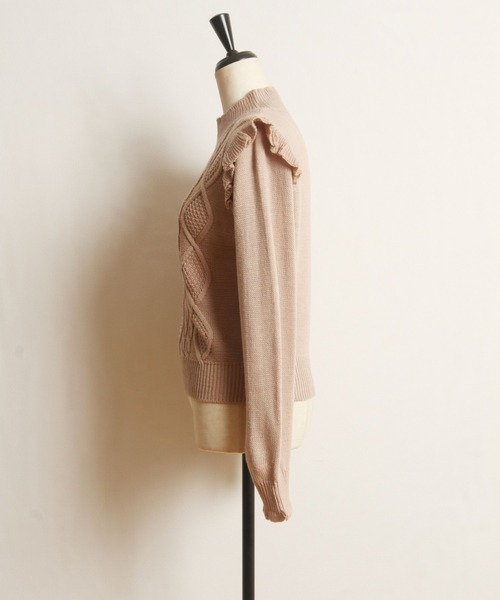 tocco closet(トッコ クローゼット)の「袖口&肩フリル付きパールビジュー装飾プチハイネックケーブル編みニット(ニット/セーター・レディース・ブラック/アイボリー/ピンクベージュ・M)」の18枚目の写真