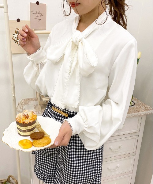 apres jour(アプレジュール)の「ピコレースボウタイブラウス【ZOZOTOWN限定アイテム】【1AP】(シャツ/ブラウス・レディース・ライトベージュ/アイボリー/オフホワイト・X-LARGE/フリー)」の2枚目の写真