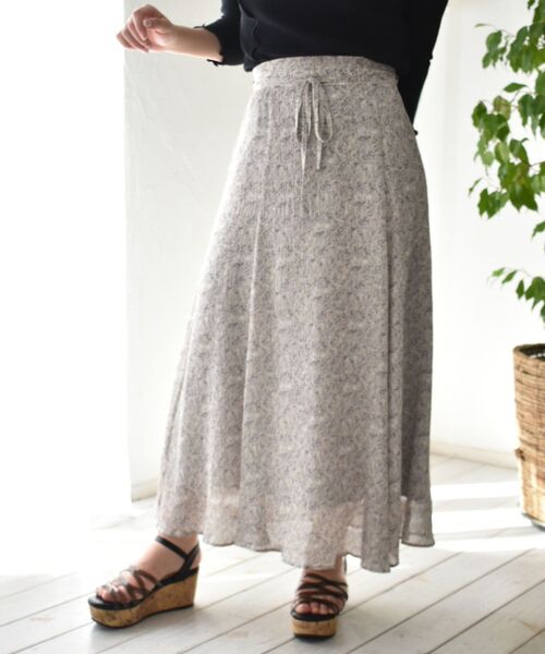 MAJESTIC LEGON（マジェスティックレゴン）の「アンニュイフラワーマーメイドスカート（スカート・レディース・ホワイト系その他/ベージュ系その他2/パープル系その他2・SMALL/MEDIUM）」の3枚目の写真