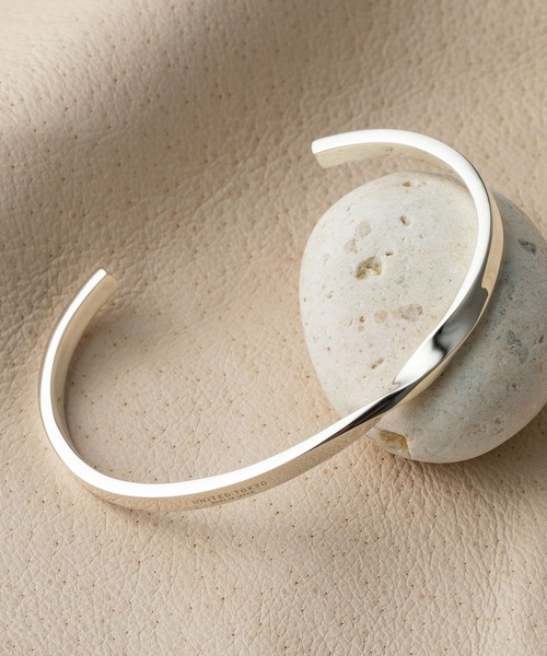 UNITED TOKYO（ユナイテッドトウキョウ）の「シルバーツイストバングル