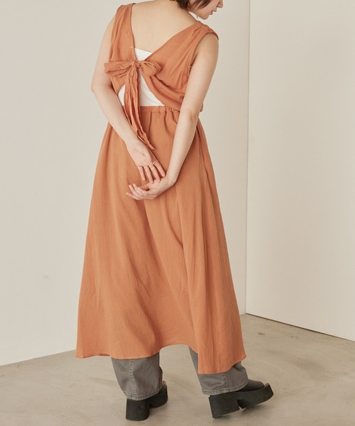 mikke(ミッケ)の「ノースリーブバックシャンリボンワンピース(ワンピース・レディース・ブラック/カーキ/オレンジ・FREE)」の3枚目の写真