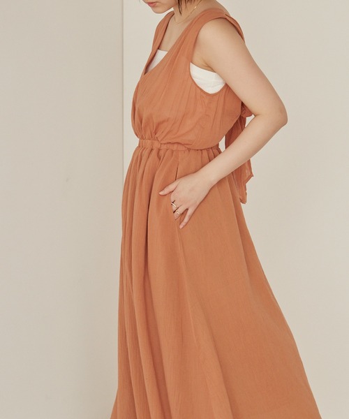 mikke(ミッケ)の「ノースリーブバックシャンリボンワンピース(ワンピース・レディース・ブラック/カーキ/オレンジ・FREE)」の14枚目の写真