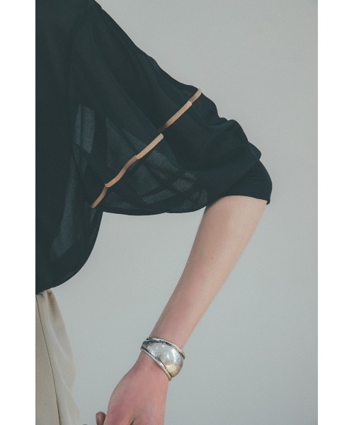 CLANE（クラネ）の「SOLID SLEEVE SHEER S/S TOPS（シャツ
