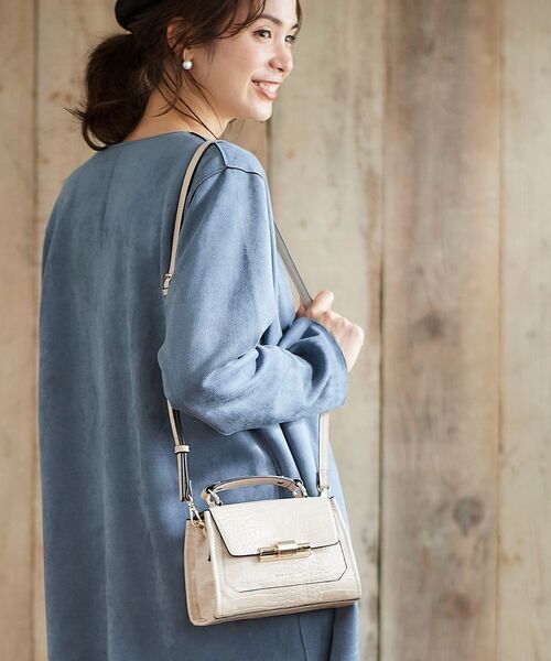 le.coeur blanc(ルクールブラン)の「FIORELLI型押しミニショルダー(ショルダーバッグ・レディース・ダークブラウン/アイボリー・FREE)」の3枚目の写真