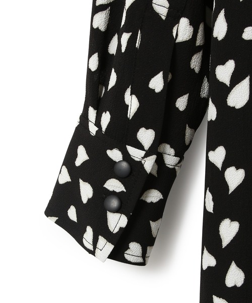 ADAM ET ROPE'（アダムエロペ）の「ランダムハートプリントワンピース（ワンピース・レディース・ブラック・FREE）」の4枚目の写真