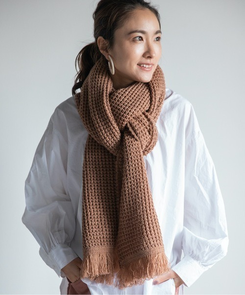 Chaco closet（チャコ クローゼット）の「畔編みフリンジふっくらロングボリュームマフラー（マフラー・レディース・ブラック/ベージュ/パープル/カーキ/ピンク/グリーン・FREE）」の2枚目の写真