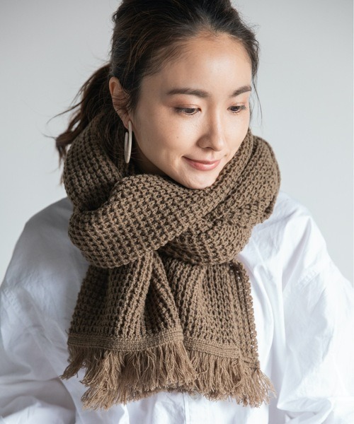 Chaco closet（チャコ クローゼット）の「畔編みフリンジふっくらロングボリュームマフラー（マフラー・レディース・ブラック/ベージュ/パープル/カーキ/ピンク/グリーン・FREE）」の3枚目の写真