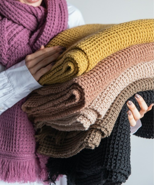 Chaco closet（チャコ クローゼット）の「畔編みフリンジふっくらロングボリュームマフラー（マフラー・レディース・ブラック/ベージュ/パープル/カーキ/ピンク/グリーン・FREE）」の7枚目の写真