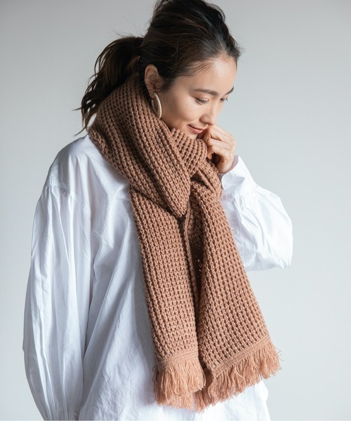 Chaco closet（チャコ クローゼット）の「畔編みフリンジふっくらロングボリュームマフラー（マフラー・レディース・ブラック/ベージュ/パープル/カーキ/ピンク/グリーン・FREE）」の12枚目の写真