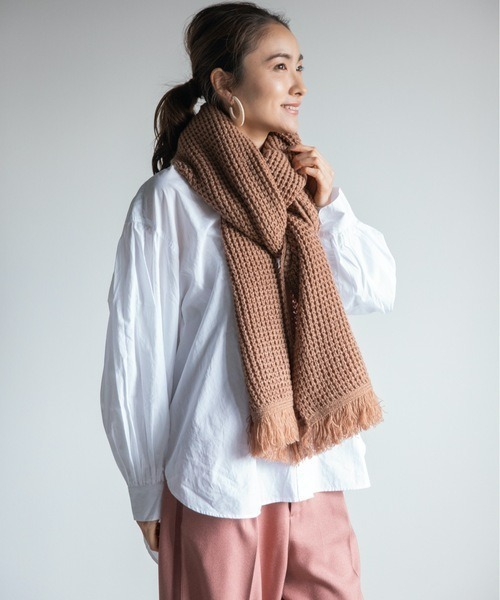 Chaco closet（チャコ クローゼット）の「畔編みフリンジふっくらロングボリュームマフラー（マフラー・レディース・ブラック/ベージュ/パープル/カーキ/ピンク/グリーン・FREE）」の14枚目の写真