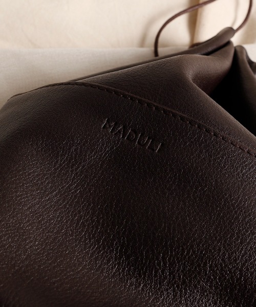MADULI（マドゥリ）の「MADULI マドゥリ / ユニセックスドローストリングレザー巾着バッグ レザーショルダー巾着バケツバッグ / 21545（トートバッグ・レディース・ダークブラウン/ブラック/シルバー/ライトベージュ・FREE）」の6枚目の写真