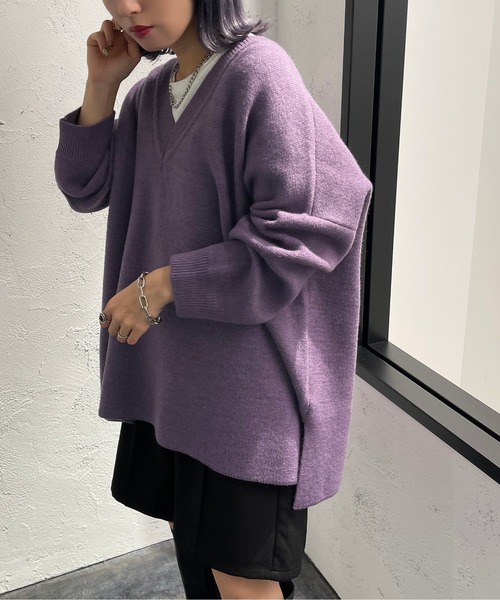 apres jour mignon(アプレジュールミニョン)の「深Vスリット入りニット【ZOZOTOWN限定アイテム】(ニット/セーター・レディース・グリーン/オレンジ/ブラック/パープル・フリー/X-LARGE)」の3枚目の写真