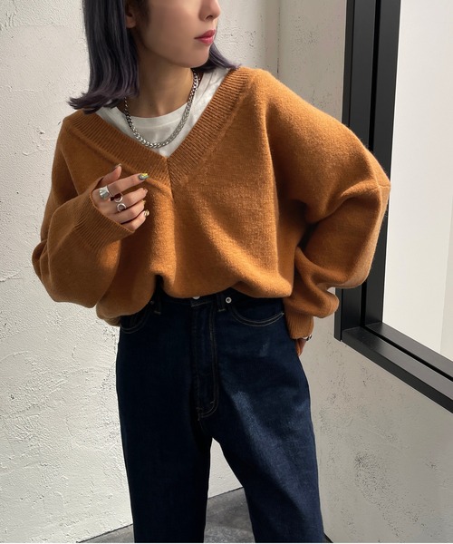 apres jour mignon(アプレジュールミニョン)の「深Vスリット入りニット【ZOZOTOWN限定アイテム】(ニット/セーター・レディース・グリーン/オレンジ/ブラック/パープル・フリー/X-LARGE)」の4枚目の写真