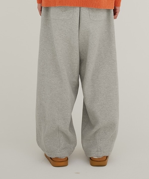 crump（クランプ）の「【crump 】2タックバルーン スウェットパンツ / TWO-TUCK BALLOON SWEAT PANTS（スウェットパンツ・メンズ・ブラック/グレー・MEDIUM/LARGE/X-LARGE）」の5枚目の写真